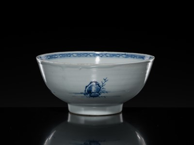 Lot 179 - A PAIR OF BLUE AND WHITE BOWLS, QIANLONG PERIOD, FROM THE NANKING CARGO