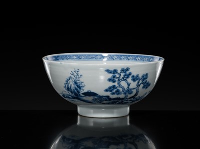 Lot 179 - A PAIR OF BLUE AND WHITE BOWLS, QIANLONG PERIOD, FROM THE NANKING CARGO