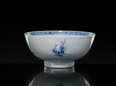 Lot 179 - A PAIR OF BLUE AND WHITE BOWLS, QIANLONG PERIOD, FROM THE NANKING CARGO
