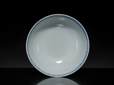 Lot 179 - A PAIR OF BLUE AND WHITE BOWLS, QIANLONG PERIOD, FROM THE NANKING CARGO