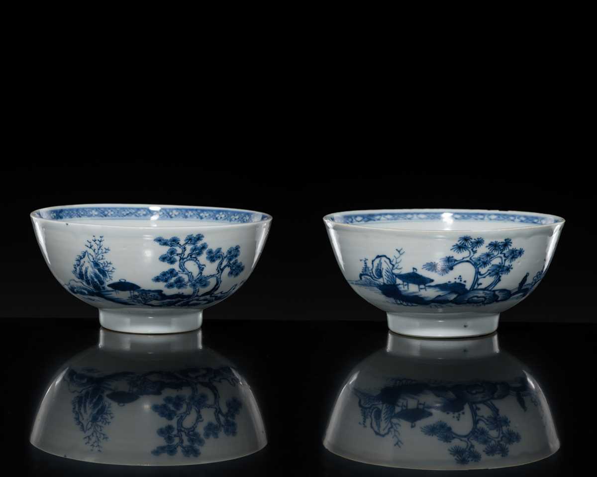 Lot 179 - A PAIR OF BLUE AND WHITE BOWLS, QIANLONG PERIOD, FROM THE NANKING CARGO