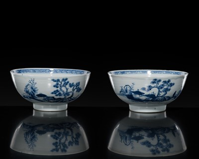 Lot 179 - A PAIR OF BLUE AND WHITE BOWLS, QIANLONG PERIOD, FROM THE NANKING CARGO
