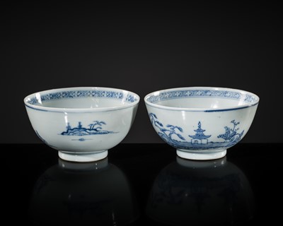 Lot 197 - A PAIR OF BLUE AND WHITE BOWLS, QIANLONG PERIOD, FROM THE NANKING CARGO