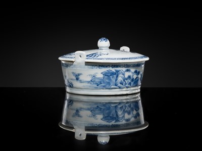 Lot 176 - A BLUE AND WHITE BUTTER TUB AND COVER, QIANLONG PERIOD, FROM THE NANKING CARGO
