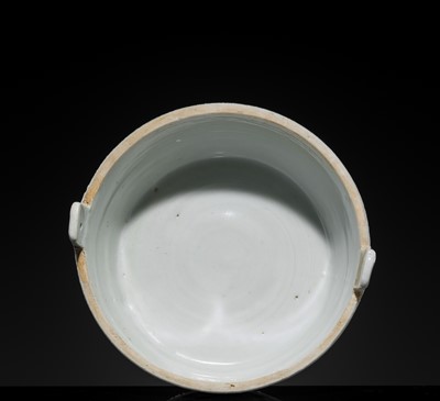 Lot 176 - A BLUE AND WHITE BUTTER TUB AND COVER, QIANLONG PERIOD, FROM THE NANKING CARGO