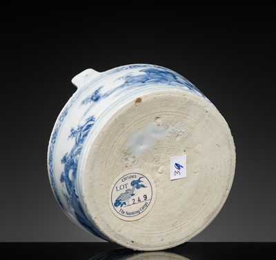 Lot 176 - A BLUE AND WHITE BUTTER TUB AND COVER, QIANLONG PERIOD, FROM THE NANKING CARGO
