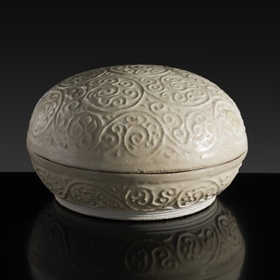 Lot 147 - AN EARLY DEHUA MOLDED AND WHITE-GLAZED BOX AND COVER, SONG-YUAN DYNASTY