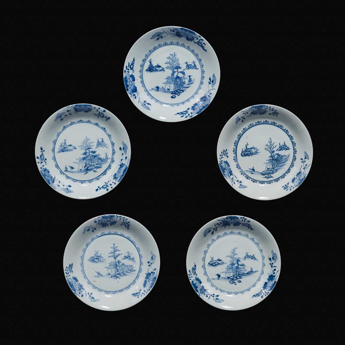 Lot 35 - A SET OF FIVE BLUE AND WHITE DISHES, QIANLONG PERIOD, FROM THE NANKING CARGO