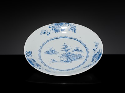 Lot 35 - A SET OF FIVE BLUE AND WHITE DISHES, QIANLONG PERIOD, FROM THE NANKING CARGO