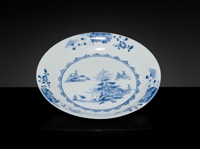 Lot 35 - A SET OF FIVE BLUE AND WHITE DISHES, QIANLONG PERIOD, FROM THE NANKING CARGO