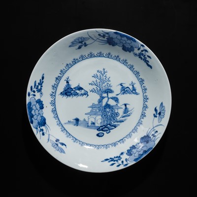 Lot 35 - A SET OF FIVE BLUE AND WHITE DISHES, QIANLONG PERIOD, FROM THE NANKING CARGO