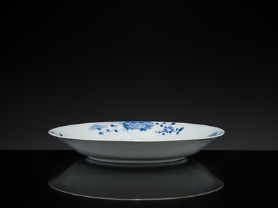Lot 35 - A SET OF FIVE BLUE AND WHITE DISHES, QIANLONG PERIOD, FROM THE NANKING CARGO