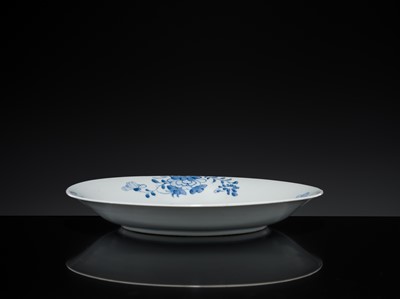 Lot 35 - A SET OF FIVE BLUE AND WHITE DISHES, QIANLONG PERIOD, FROM THE NANKING CARGO