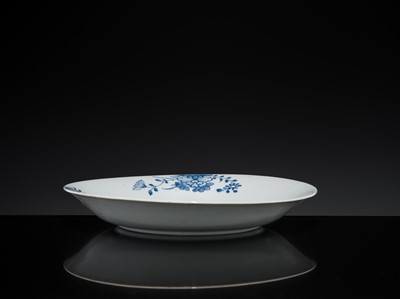 Lot 35 - A SET OF FIVE BLUE AND WHITE DISHES, QIANLONG PERIOD, FROM THE NANKING CARGO