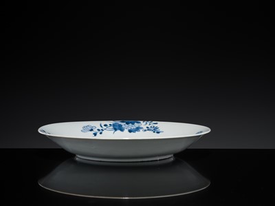 Lot 35 - A SET OF FIVE BLUE AND WHITE DISHES, QIANLONG PERIOD, FROM THE NANKING CARGO