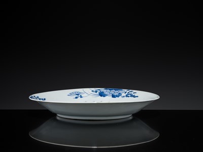 Lot 35 - A SET OF FIVE BLUE AND WHITE DISHES, QIANLONG PERIOD, FROM THE NANKING CARGO