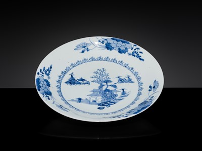 Lot 35 - A SET OF FIVE BLUE AND WHITE DISHES, QIANLONG PERIOD, FROM THE NANKING CARGO