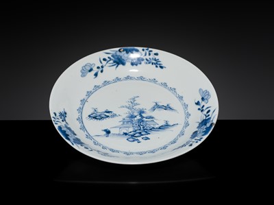 Lot 35 - A SET OF FIVE BLUE AND WHITE DISHES, QIANLONG PERIOD, FROM THE NANKING CARGO