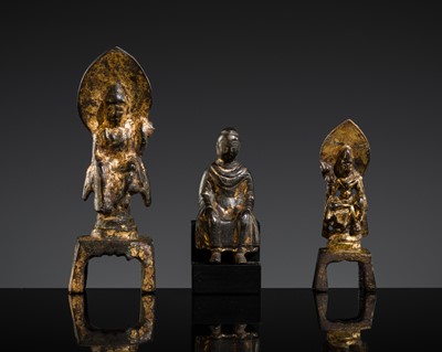 Lot 210 - A GROUP LOT WITH THREE GILT-BRONZE BUDDHIST FIGURES, SUI TO TANG DYNASTY