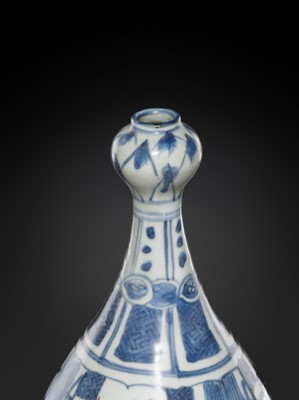 Lot 170 - A BLUE AND WHITE GARLIC MOUTH VASE, TRANSITIONAL PERIOD, FROM THE HATCHER CARGO