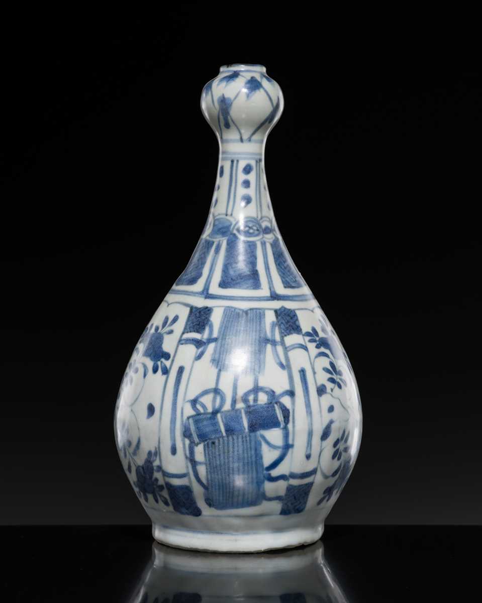 Lot 170 - A BLUE AND WHITE GARLIC MOUTH VASE, TRANSITIONAL PERIOD, FROM THE HATCHER CARGO