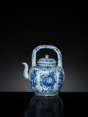 Lot 157 - A BLUE AND WHITE ‘KRAAK’ WINE POT AND COVER, WANLI PERIOD