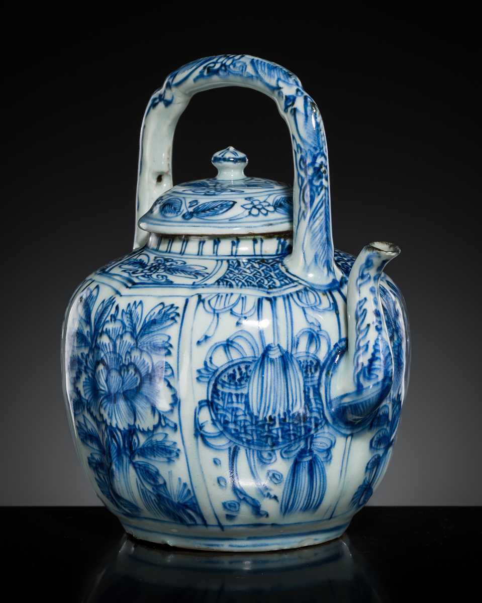 Lot 157 - A BLUE AND WHITE ‘KRAAK’ WINE POT AND COVER, WANLI PERIOD