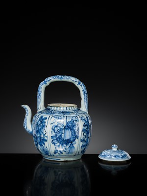 Lot 157 - A BLUE AND WHITE ‘KRAAK’ WINE POT AND COVER, WANLI PERIOD
