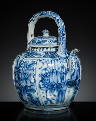 Lot 157 - A BLUE AND WHITE ‘KRAAK’ WINE POT AND COVER, WANLI PERIOD