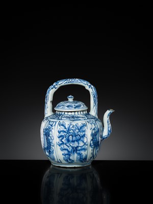 Lot 157 - A BLUE AND WHITE ‘KRAAK’ WINE POT AND COVER, WANLI PERIOD