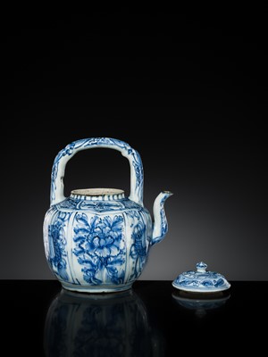 Lot 157 - A BLUE AND WHITE ‘KRAAK’ WINE POT AND COVER, WANLI PERIOD