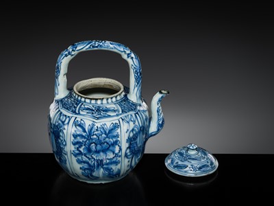 Lot 157 - A BLUE AND WHITE ‘KRAAK’ WINE POT AND COVER, WANLI PERIOD