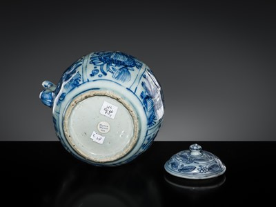 Lot 157 - A BLUE AND WHITE ‘KRAAK’ WINE POT AND COVER, WANLI PERIOD