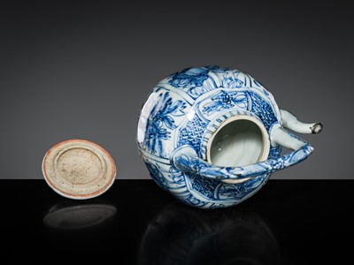 Lot 157 - A BLUE AND WHITE ‘KRAAK’ WINE POT AND COVER, WANLI PERIOD