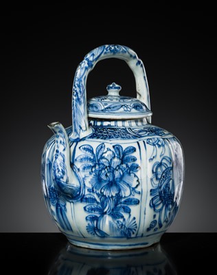 Lot 157 - A BLUE AND WHITE ‘KRAAK’ WINE POT AND COVER, WANLI PERIOD
