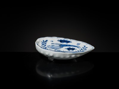 Lot 175 - A BLUE AND WHITE KOSOMETSUKE SHELL-FORM DISH, TIANQI PERIOD
