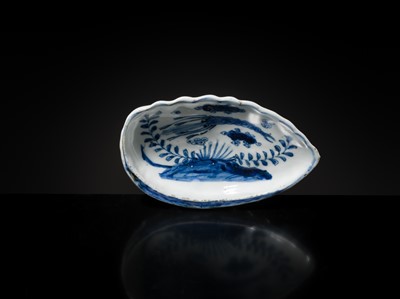Lot 175 - A BLUE AND WHITE KOSOMETSUKE SHELL-FORM DISH, TIANQI PERIOD