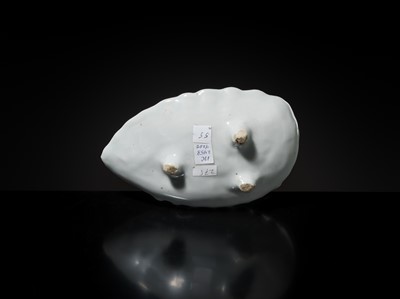 Lot 175 - A BLUE AND WHITE KOSOMETSUKE SHELL-FORM DISH, TIANQI PERIOD