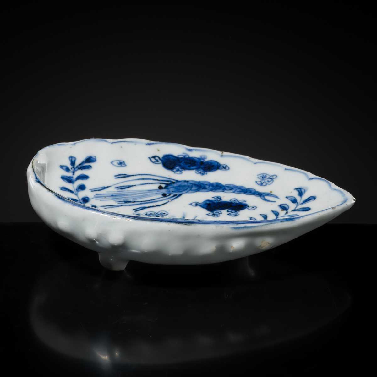 Lot 175 - A BLUE AND WHITE KOSOMETSUKE SHELL-FORM DISH, TIANQI PERIOD