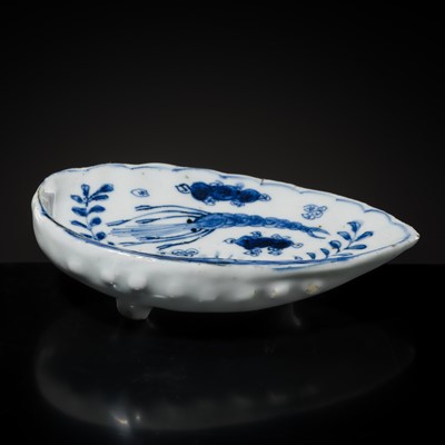 Lot 175 - A BLUE AND WHITE KOSOMETSUKE SHELL-FORM DISH, TIANQI PERIOD