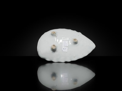 Lot 175 - A BLUE AND WHITE KOSOMETSUKE SHELL-FORM DISH, TIANQI PERIOD