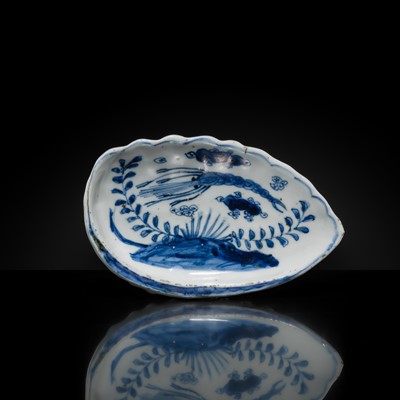 Lot 175 - A BLUE AND WHITE KOSOMETSUKE SHELL-FORM DISH, TIANQI PERIOD