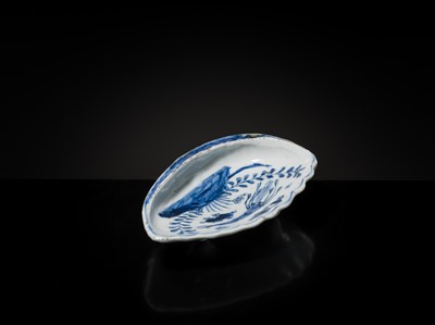 Lot 175 - A BLUE AND WHITE KOSOMETSUKE SHELL-FORM DISH, TIANQI PERIOD