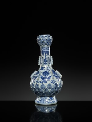 Lot 15 - AN EXTREMELY RARE BLUE AND WHITE GARLIC NECK 'LOTUS' VASE, MING DYNASTY, 16TH CENTURY