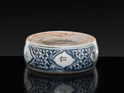 Lot 165 - A BLUE AND WHITE INKSTONE, LATE MING DYNASTY