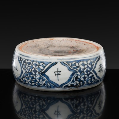 Lot 165 - A BLUE AND WHITE INKSTONE, LATE MING DYNASTY