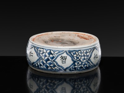 Lot 165 - A BLUE AND WHITE INKSTONE, LATE MING DYNASTY