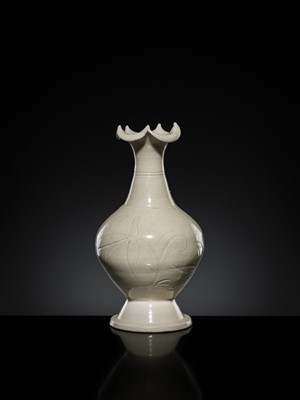 Lot 4 - A RARE DINGYAO CARVED ‘LOTUS’ FOLIATE-RIMMED VASE, HUAKOUPING, NORTHERN SONG-JIN DYNASTY