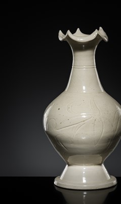 Lot 4 - A RARE DINGYAO CARVED ‘LOTUS’ FOLIATE-RIMMED VASE, HUAKOUPING, NORTHERN SONG-JIN DYNASTY
