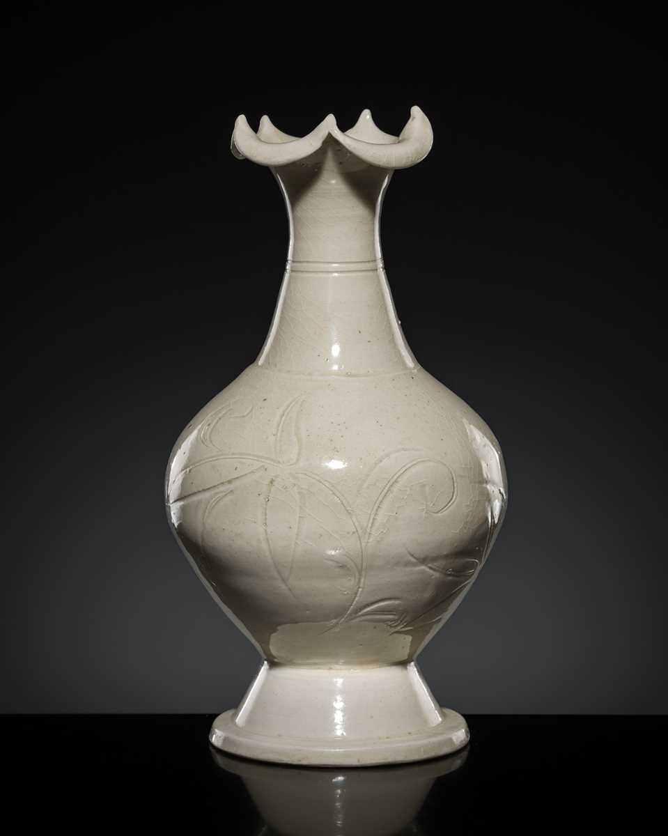 Lot 4 - A RARE DINGYAO CARVED ‘LOTUS’ FOLIATE-RIMMED VASE, HUAKOUPING, NORTHERN SONG-JIN DYNASTY